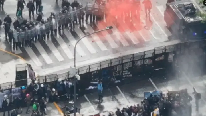 Confronto em Buenos Aires: polícia usa gás e jato de água em marcha universitária